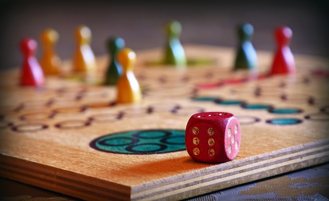 Lachende Freunde spielen ein Brettspiel