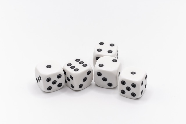 Detailaufnahme von Spielkomponenten auf einem Brettspiel, das für Neuheiten steht.