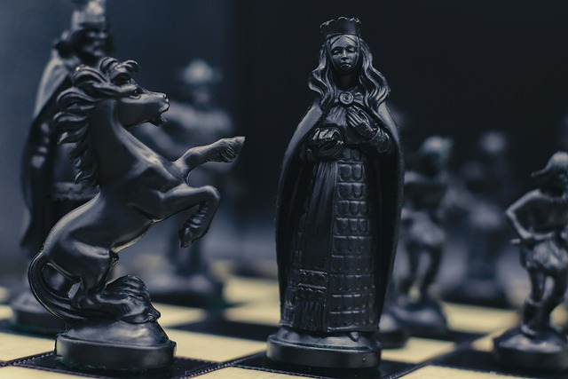 Personen spielen Schach