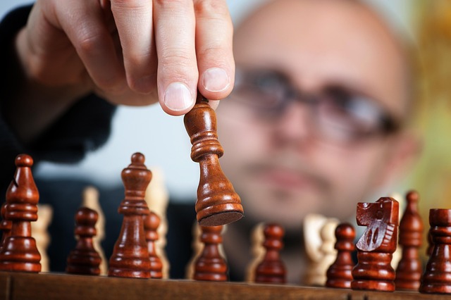 Nahaufnahme einer detailreichen Spielfigur auf einem Brettspiel